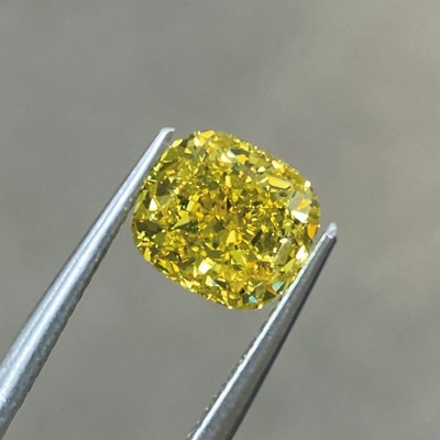 Les formes jaunes développées par laboratoire de la coupe HPHT Diamond All de coussin sont disponibles