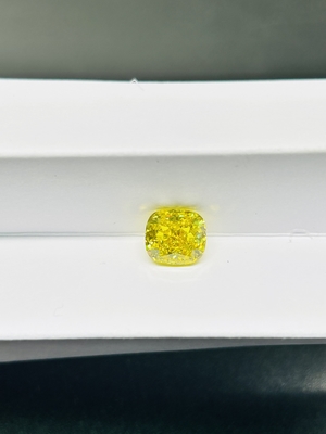 Le coussin 2CTS le laboratoire que lâche a créé le diamant jaune IGI a certifié
