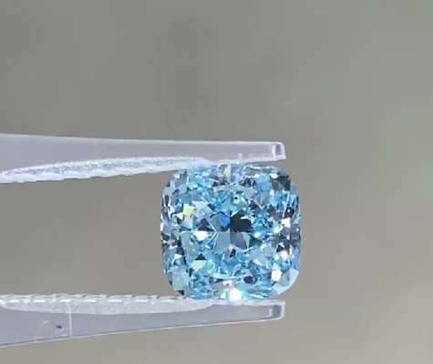 Des diamants bleus cultivés en laboratoire, de grande taille, à coupe de coussin