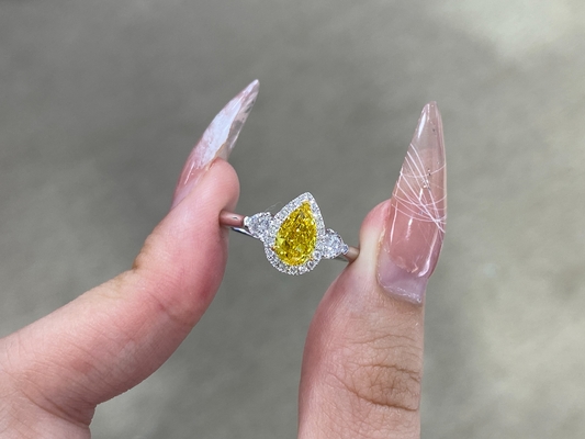 or blanc créé par laboratoire jaune vif de fantaisie de 1.03ct Diamond Ring 18k