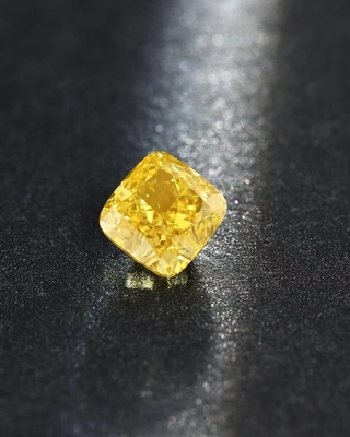 Le coussin jaune du diamant développé par laboratoire lâche synthétique 2.53ct a coupé avec le certificat d'IGI