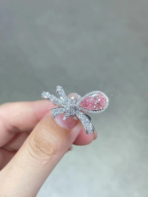 En laboratoire, cultivé en forme de poire rose clair, CVD, diamant synthétique, anneaux en or blanc de 18 carats.