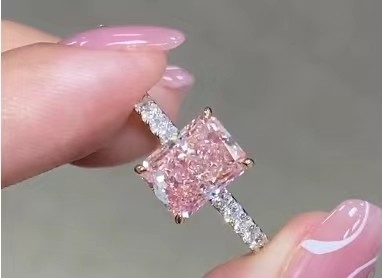 2Une bague de fiançailles en diamant rose de laboratoire.