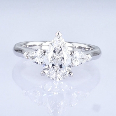 Décoration classique en forme de poire, anneau en diamant, trois pierres de style blanc, anneau en diamant de laboratoire.