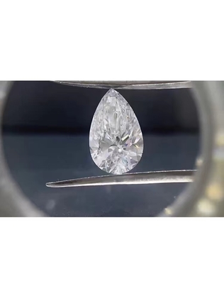 Des diamants créés en laboratoire en forme de poire, des diamants cultivés, des diamants passés au test, pas de cravate.