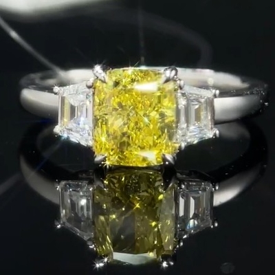 1Une bague en diamant en laboratoire avec un diamant jaune en trois pierres.