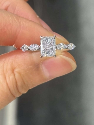 Radiant Cut 1.04ct Anneaux de diamant cultivés en laboratoire certifiés IGI Anneaux de fiançailles PT950