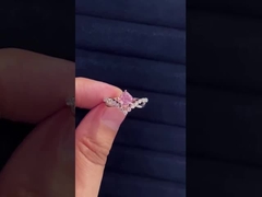 bague à diamant de rose de coussin