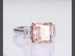 Une bague de fiançailles, une bague de mariage, une bague en diamant, un collier de diamants colorés.