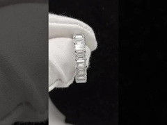 Une bague émeraude, une bague blanche, une bague de mariage, une bague éternelle, une bague de laboratoire, une bague de diamant.