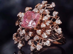 Des bijoux spéciaux, une belle bague en diamant rose de laboratoire, pour un banquet.
