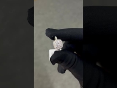 Une bague en diamants de 18 carats blancs